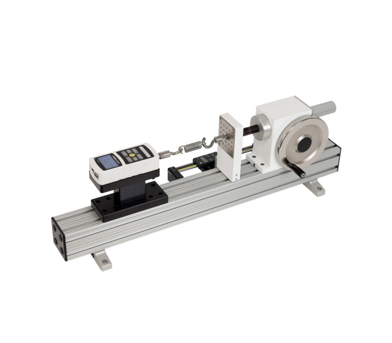 Die TSFH-Horizontal-Zugbank während eines Zugtests mit einem M7-200 Kraftmesser und zwei G1035 Haken.