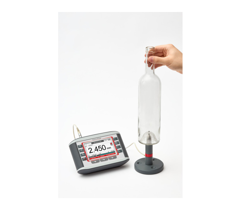 MiniTest FH mit Standardsonde FH 4 im Ständer zum Messen der Dicke einer Glasflasche