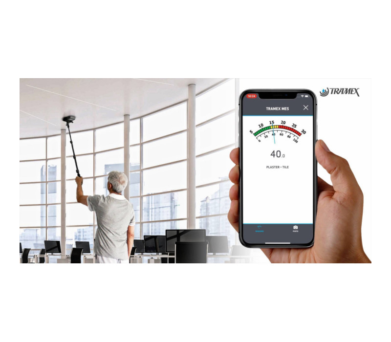 Tramex Gauge wird an der Decke verwendet, wobei die Verlängerungsstange mit der App verbunden ist